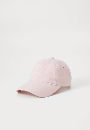 Rosa bomull baseballcap med sydd logo. Buet skygge, justerbar stropp bak, og pustende perforeringer. Myk tekstur.