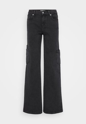 Pantaloni cargo in denim nero con un design a gamba larga, dotati di tasche laterali e di un classico layout a cinque tasche. Tessuto testurizzato con una finitura solida.