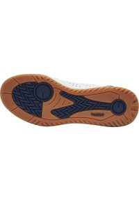 Vit sportskosula med en textured gummidesign. Har en mörkblå accentsektion och cirkulär logotyp, beige ytterkant av gummi.