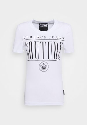 Biała koszulka z krótkim rękawem z napisem "Versace Jeans Couture" oraz szczegółowym godłem korony nadrukowanym na środku z przodu w kolorze czarnym.