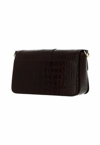 Borsa a tracolla in pelle marrone texture con motivo coccodrillo, forma rettangolare, chiusura a pattina e dettagli in metallo dorato.