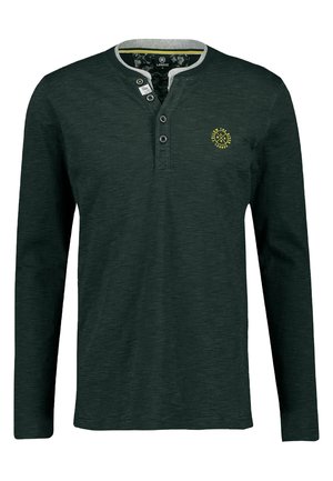 T-shirt henley à manches longues vert foncé en tissu texturé, patte de boutonnage à trois boutons, liseré gris au col et petit logo jaune sur la poitrine.