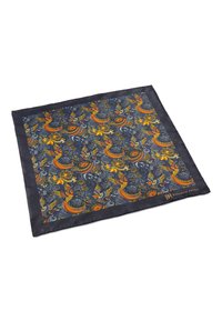 Silkkatto neliönmuotoinen huivi, jossa on syvänsininen tausta eloisilla oransseilla ja keltaisilla kukka- ja lintokuvioilla. Huivi on viimeistelty mustalla reunuksella.