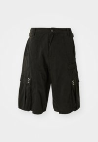 Pantaloni scurți cargo negri, până la genunchi, cu buzunare frontale, buzunare laterale cu clapă și capse metalice, bucle pentru curea și închidere cu buton.