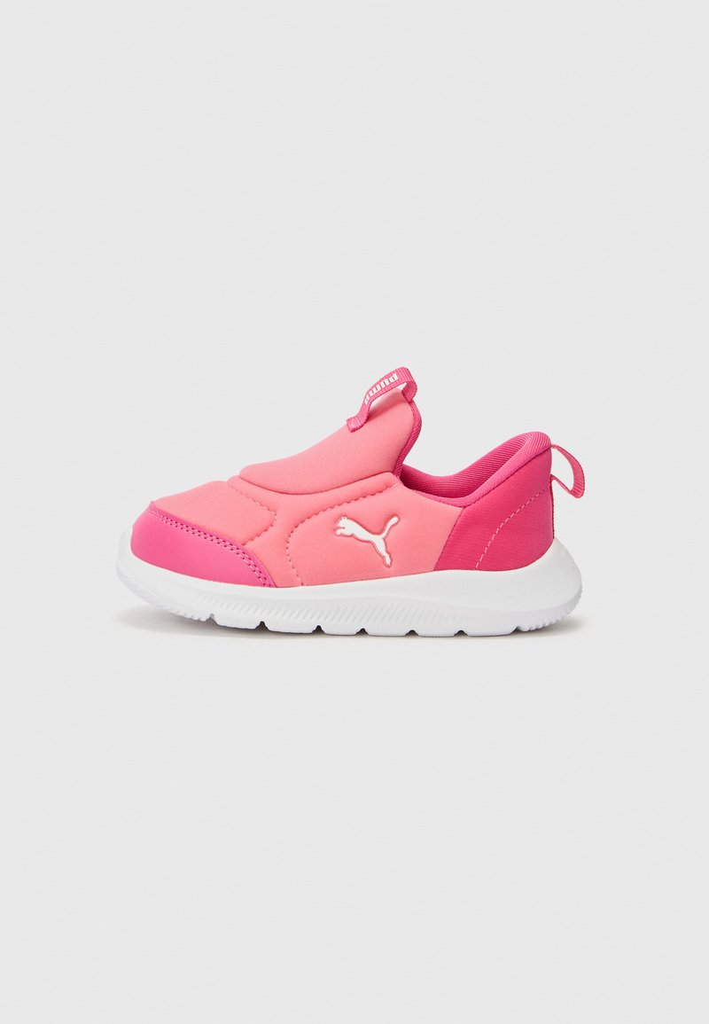 Zapatillas rosas tipo slip-on con una parte superior suave y lisa, suela de goma blanca y acentos texturizados, incluyendo un logotipo en el lateral.
