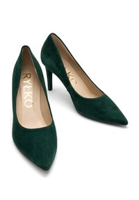 Zielone zamszowe szpilki z ostrym noskiem i smukłym obcasem w postaci stiletto, z beżową wkładką oraz złotym logo.