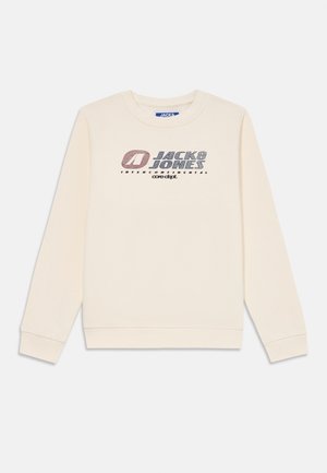 Kremna pulover s dolgimi rokavi, ki ima izstopajoč grafik logo v temno modri in rdečkastem. Mehak material, zaobljen izrez, rebrasti manšeti.