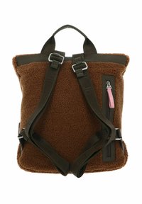 Hnědý beránkový batoh s nastavitelnými tmavě zelenými popruhy, stříbrným kováním a boční kapsou na zip s růžovým poutkem.