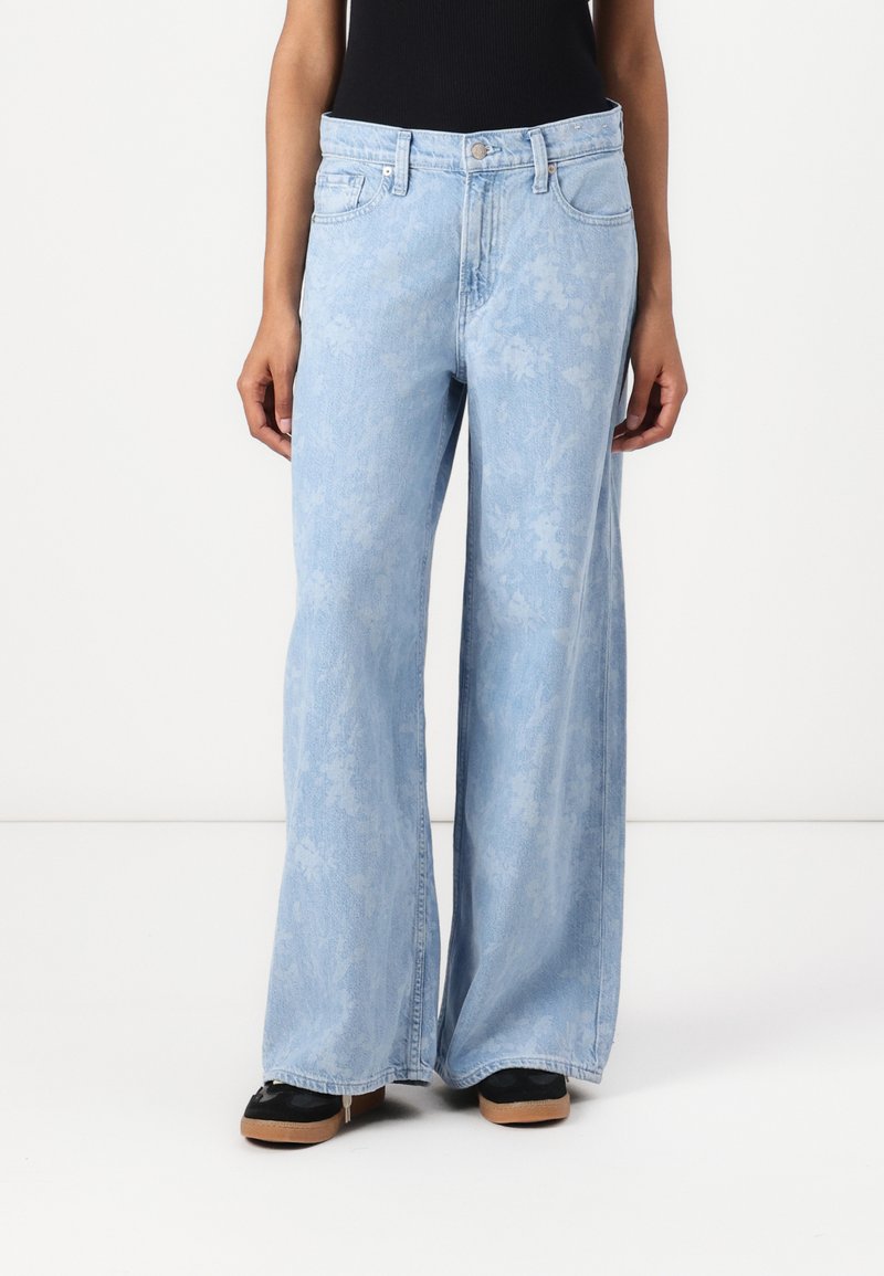 Wide-leg jeans in light blue denim, featuring a subtle floral pattern, five pockets, a button closure, and ample legroom.