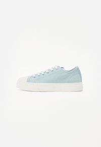 Sneaker in tela azzurra chiara con punta in gomma bianca, lacci rotondi e pannelli laterali texturizzati, dotato di suola piatta in gomma bianca.