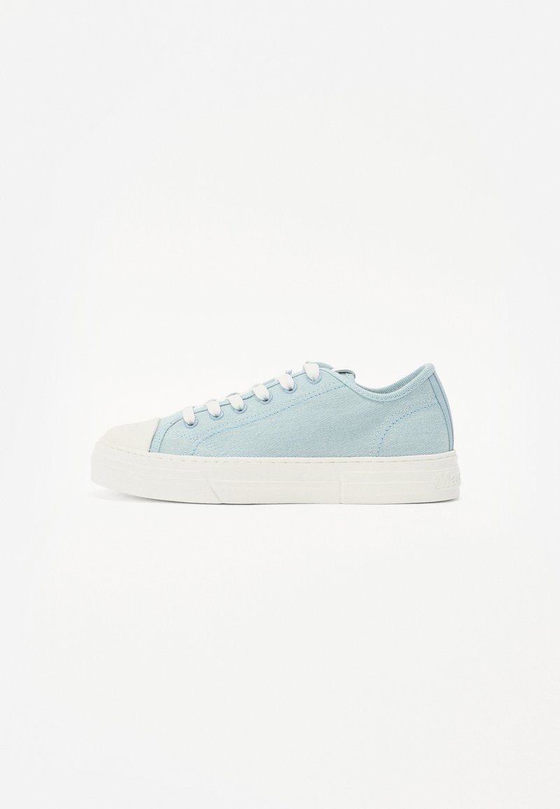 Sneaker in tela azzurra chiara con punta in gomma bianca, lacci rotondi e pannelli laterali texturizzati, dotato di suola piatta in gomma bianca.
