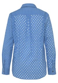 Camicia blu con grandi ritagli circolari su tutta la superficie. Design con colletto, maniche lunghe e chiusura a bottoni ai polsini e sul retro.