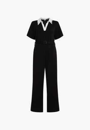 Černý overal s krátkým rukávem, bílým límcem, zipem vpředu, páskem v pase a širokými nohavicemi, vyrobený z hladké tkaniny. Obsahuje detail s logem.