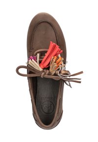 Bruine suède moccasin-stijl schoen met decoratieve kwastjes in oranje, roze en beige aan de voorkant. Voorzien van veters en een gestructureerde binnenzool.