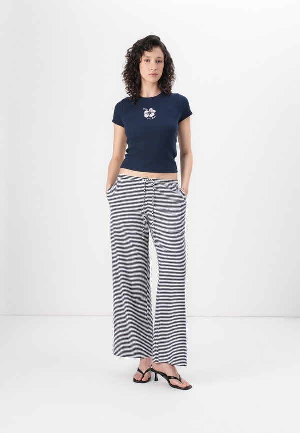 Y2K HENLEY - Print T-shirt2