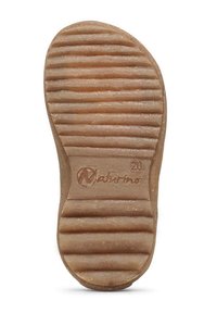 Brun gummisul med texturerade räfflor, rund häl och präglad logotyp. Har ett konsekvent mönster för grepp och hållbarhet.