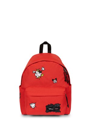 Mochila roja con asa negra y cremalleras, decorada con parches de explosiones de cómic en blanco y amarillo estilo caricatura y un parche con el logo de Disney Eastpak.