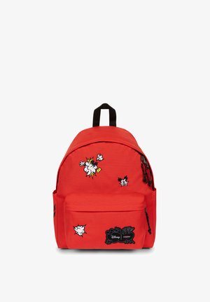 Czerwony plecak z czarną rączką i zamkami błyskawicznymi, ozdobiony białymi i żółtymi naszywkami w stylu kreskówkowym wybuchu oraz naszywką z logo Disney Eastpak.