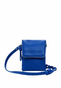 Niebieska skórzana torba na ramię z teksturowaną powierzchnią, zamkiem błyskawicznym i wytłoczonym logo "Desigual" z przodu. W zestawie regulowany pasek.