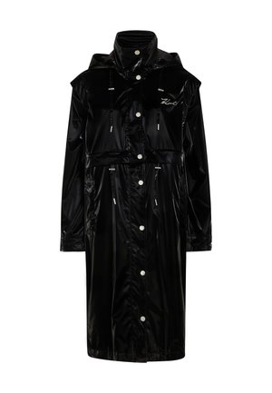 Mustata veekindel jakk läikiva viimistlusega, millel on kapuuts, nupud ja tõmblukk. See on keskikka ulatuva disainiga ja vabalt istuv.