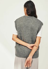 Next BUTTON FRONT TANK - REGULAR FIT - Liemenė - grey
