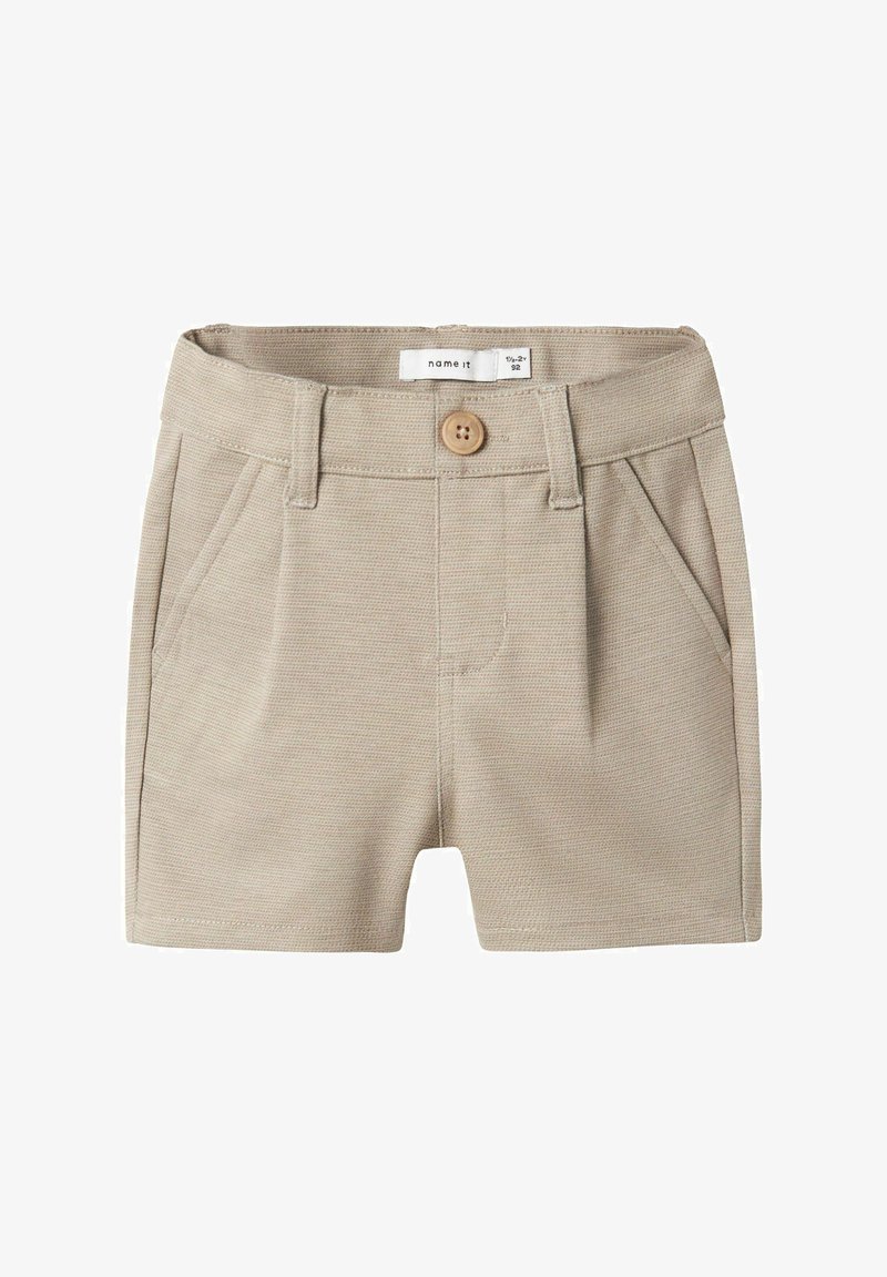 Světle béžové šortky vyrobené z texturované tkaniny s knoflíkovým zapínáním, mají dvě přední kapsy a rovný střih.