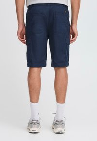 Marine cargo shorts laget av bomullsmiks, med to baklommer, sidelommer og en avslappet passform. Glatt tekstur og kne-lengde design.