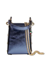 Blauwe gepatineerde leren tas met gouden kettinghengsel, vierkante vorm, zijknoppen en detail van de Italiaanse vlag. Gladde textuur met een glanzende afwerking.