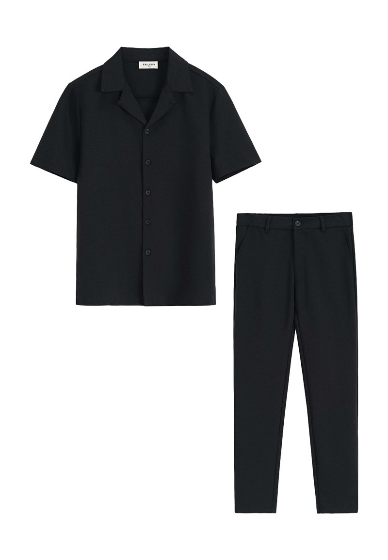 Chemise noire à manches courtes avec col en V, associée à un pantalon slim assorti. Les deux pièces présentent une texture lisse et un design minimaliste.
