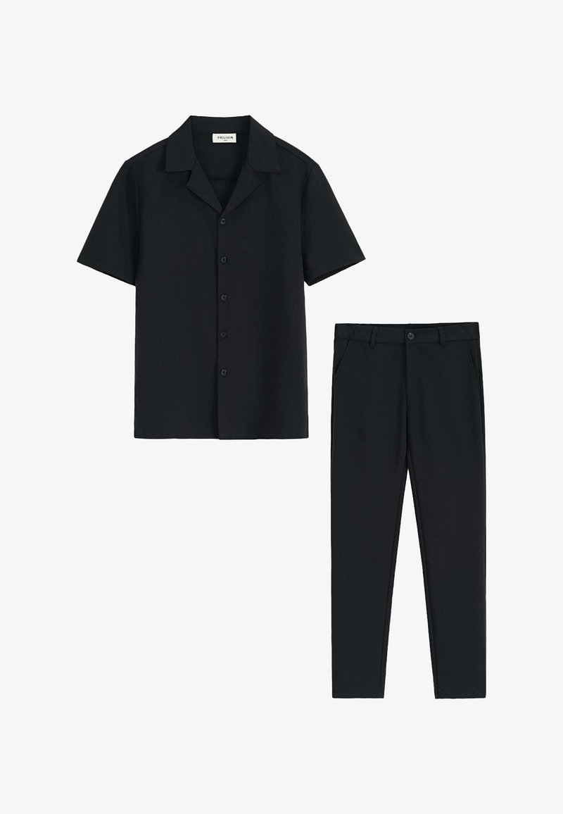 Chemise noire à manches courtes avec col en V, associée à un pantalon slim assorti. Les deux pièces présentent une texture lisse et un design minimaliste.