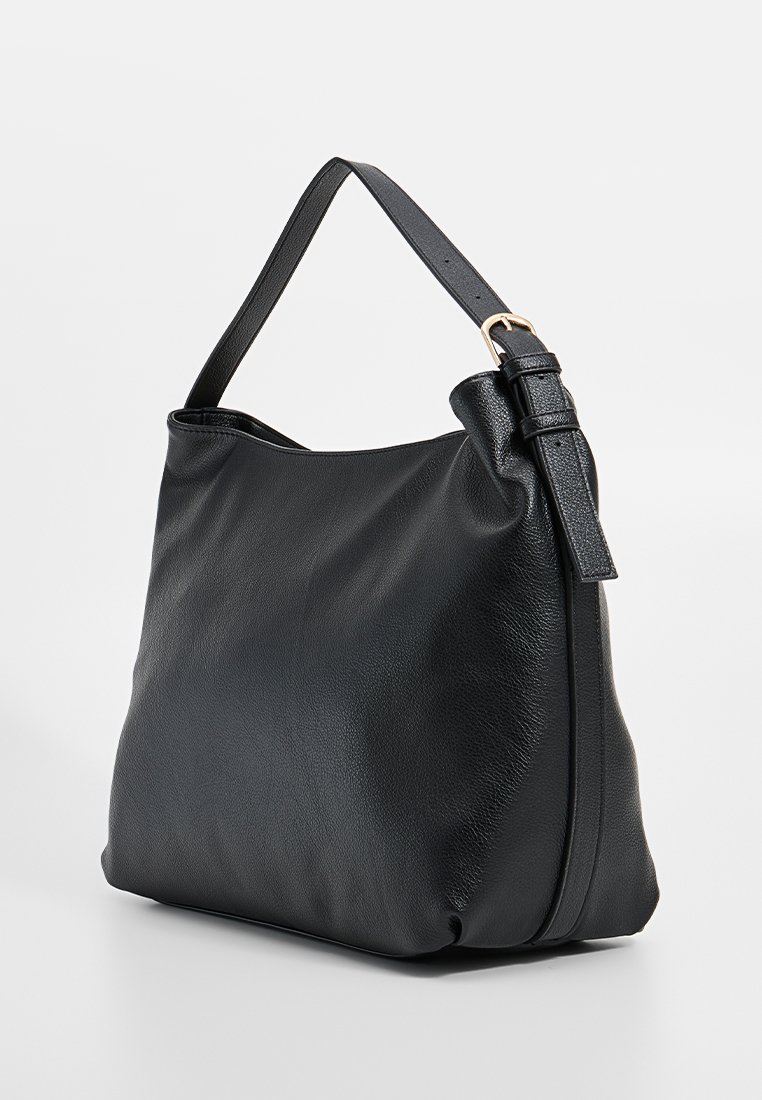 Sac à épaule en cuir noir avec une texture douce, un design minimaliste et une seule sangle réglable. Éléments en métal doré.