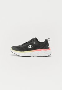 Zwarte sportieve sneaker met mesh bovenkant, witte zool en roze-geel accenten. Voorzien van veters en een merklogo op de zijkant. Lichtgewicht ontwerp.