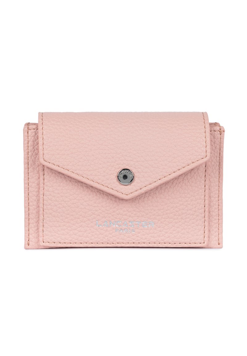 Petit portefeuille rectangulaire en cuir rose à surface texturée, bouton-pression argenté et "LANCASTER PARIS" embossé à l'avant.