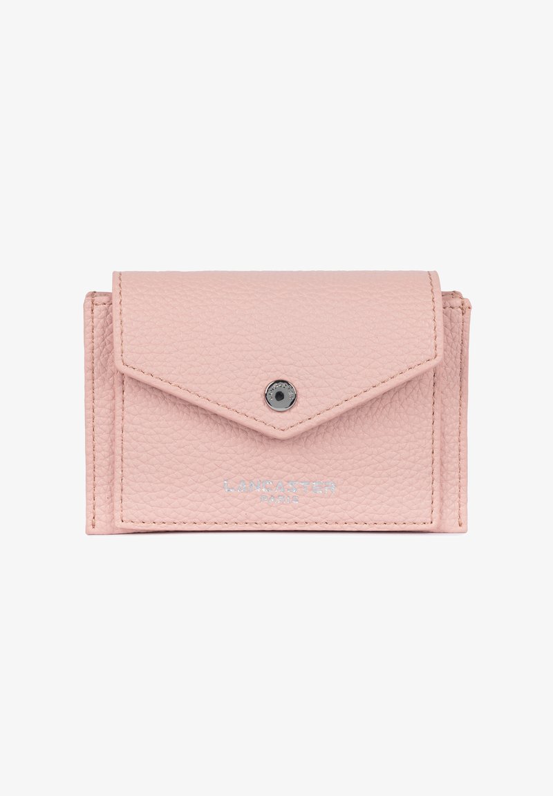 Petit portefeuille rectangulaire en cuir rose à surface texturée, bouton-pression argenté et "LANCASTER PARIS" embossé à l'avant.