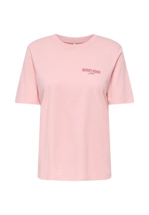 Lichtroze T-shirt met korte mouwen, een ronde hals en kleine donkerroze tekst "BERRY GOOD time" op de linkerbovenborst.