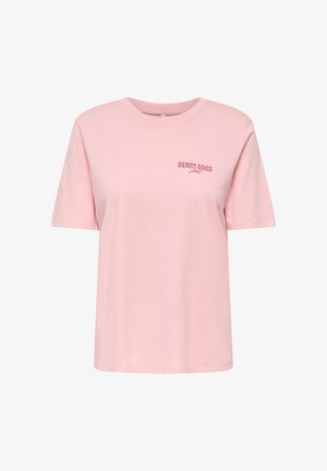 Lichtroze T-shirt met korte mouwen, een ronde hals en kleine donkerroze tekst "BERRY GOOD time" op de linkerbovenborst.