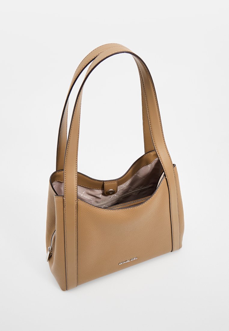 Brun läderaxelväska med dubbla remmar, öppen topp med tryckknappsstängning, inre dragkedjeficka och liten silverlogga på framsidan.