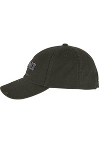 Cappellino da baseball verde scuro con visiera curvata, caratterizzato da un logo testurizzato sul davanti e dettagli usurati sulla visiera e sulla corona.