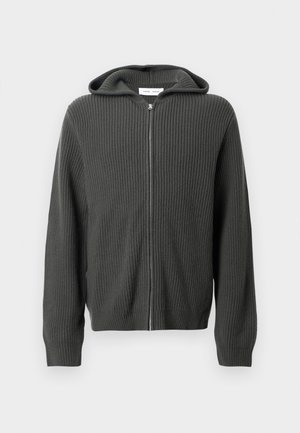 Temno siva pletena kapuca z ribasto teksturo, z zadrgo po celotni dolžini in dolgimi rokavi. Ima dvojno plast kapuce.