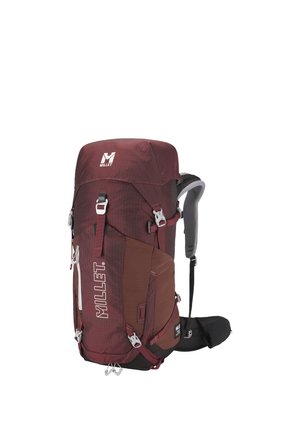 Grand sac à dos de randonnée bordeaux avec bretelles rembourrées, multiples boucles, poches latérales, et logo "MILLET" sur le devant et le rabat supérieur.