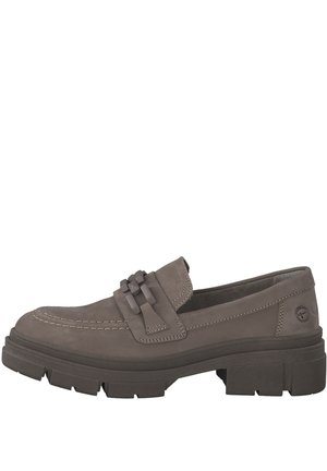Mocassins en daim gris avec une semelle crantée, un détail de bande décoratif sur le devant, des coutures contrastantes et un design confortable.