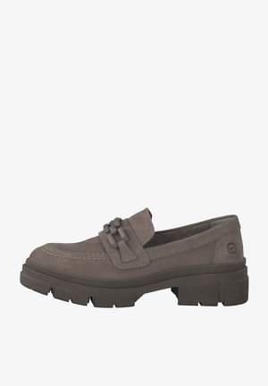 Mocassins en daim gris avec une semelle crantée, un détail de bande décoratif sur le devant, des coutures contrastantes et un design confortable.
