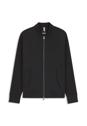 Crna bomber jakna na patentni zatvarač s dva prednja džepa, rebrastim manžetama i ovratnikom te malim okruglim logom na lijevoj strani prsa.