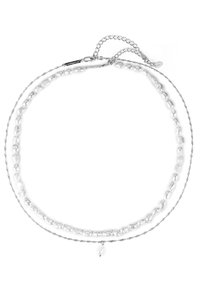 Collar de dos capas con perlas de agua dulce blancas irregulares y una cadena de plata. Incluye un pequeño colgante en forma de gota de perla.