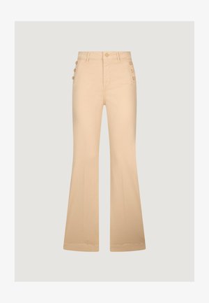 Pantalon beige taille haute avec jambes évasées, détails de boutons sur les hanches, passants de ceinture, et fermeture avant avec bouton et zip.