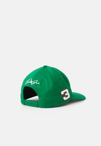 Șapcă de baseball verde din material textil cu o vizor rigid. Prezintă brodat un "3" în alb și roșu, precum și un logo semnătură pe spate. Curea ajustabilă.