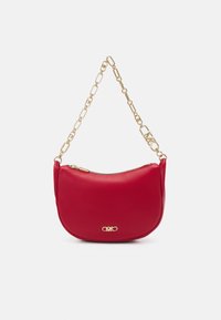Sac à main en cuir rouge avec un design incurvé, doté d'une bandoulière en chaîne dorée et de finitions en or. Fermeture éclair et détail du logo sur le devant.
