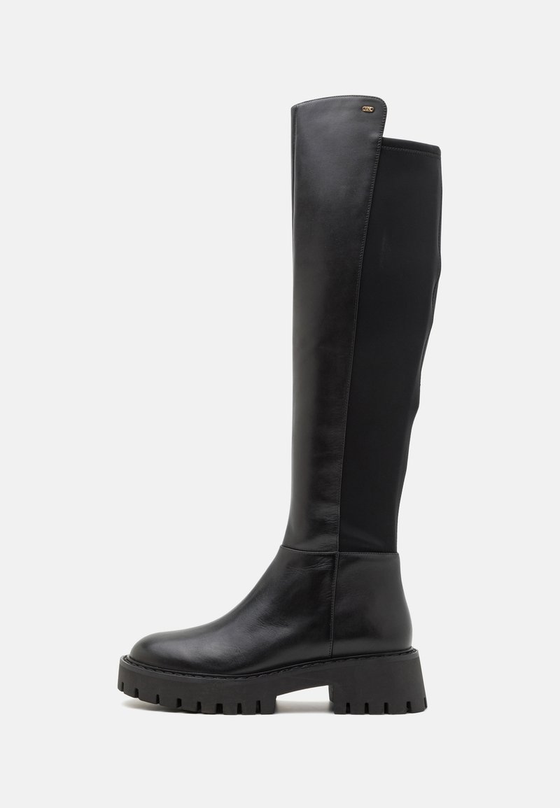 Černé kožené boty po kolena s hladkým povrchem, robustní gumovou podrážkou, kulatou špičkou a kontrastním textilním panelem vzadu.