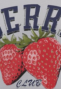 Tejido gris con grandes fresas rojas y hojas verdes, delineadas en oro, junto con texto en color azul marino que dice "BERRY CLUB".