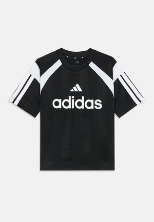 Camiseta deportiva negra de Adidas con logo blanco y tres rayas blancas en cada manga y paneles blancos angulados cerca de los hombros.